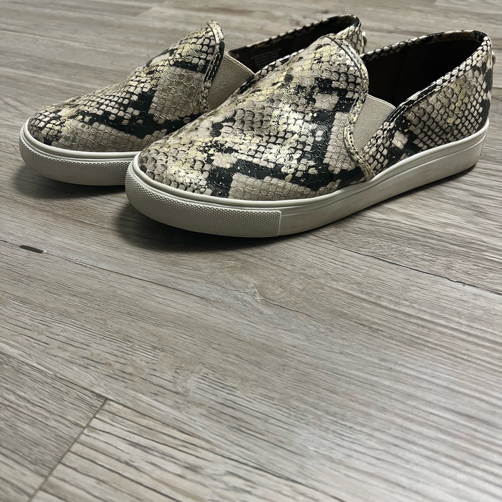 Steve Madden size 6 slides